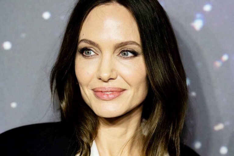 Анджелина Джоли надела самый модный топ 2023 года - today.ua