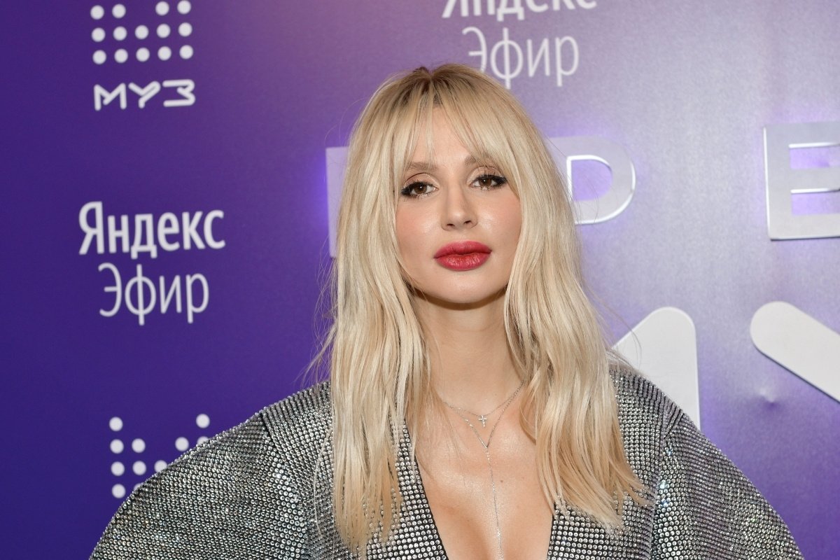 Чубчик бахрома: названі стрижки, з якими вдало поєднувати головний тренд літа 2023 - today.ua