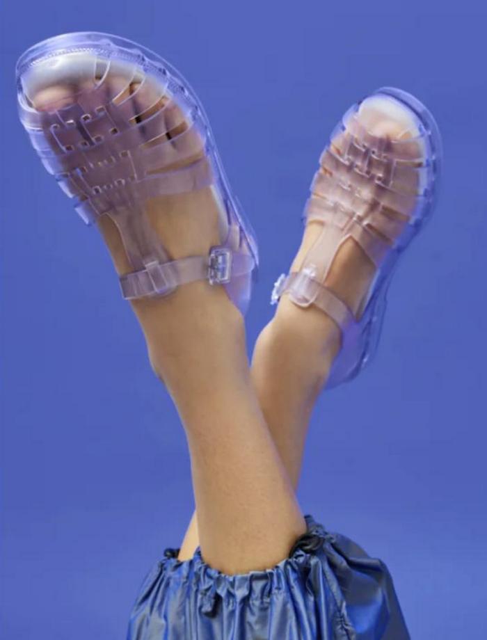 “Желейные“ сандалии: в моду вернулись самые трендовые босоножки 90-х годов