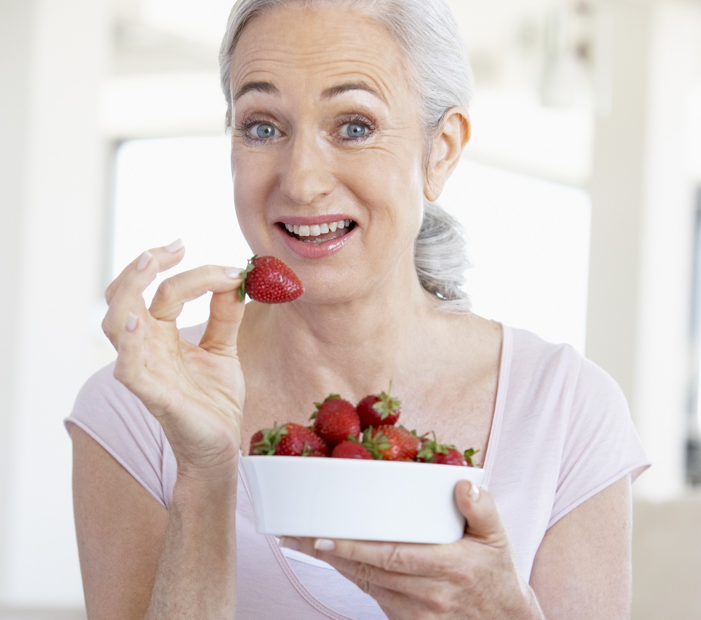 Какую ягоду нужно обязательно есть женщинам после 60: улучшает память и защищает сердце
