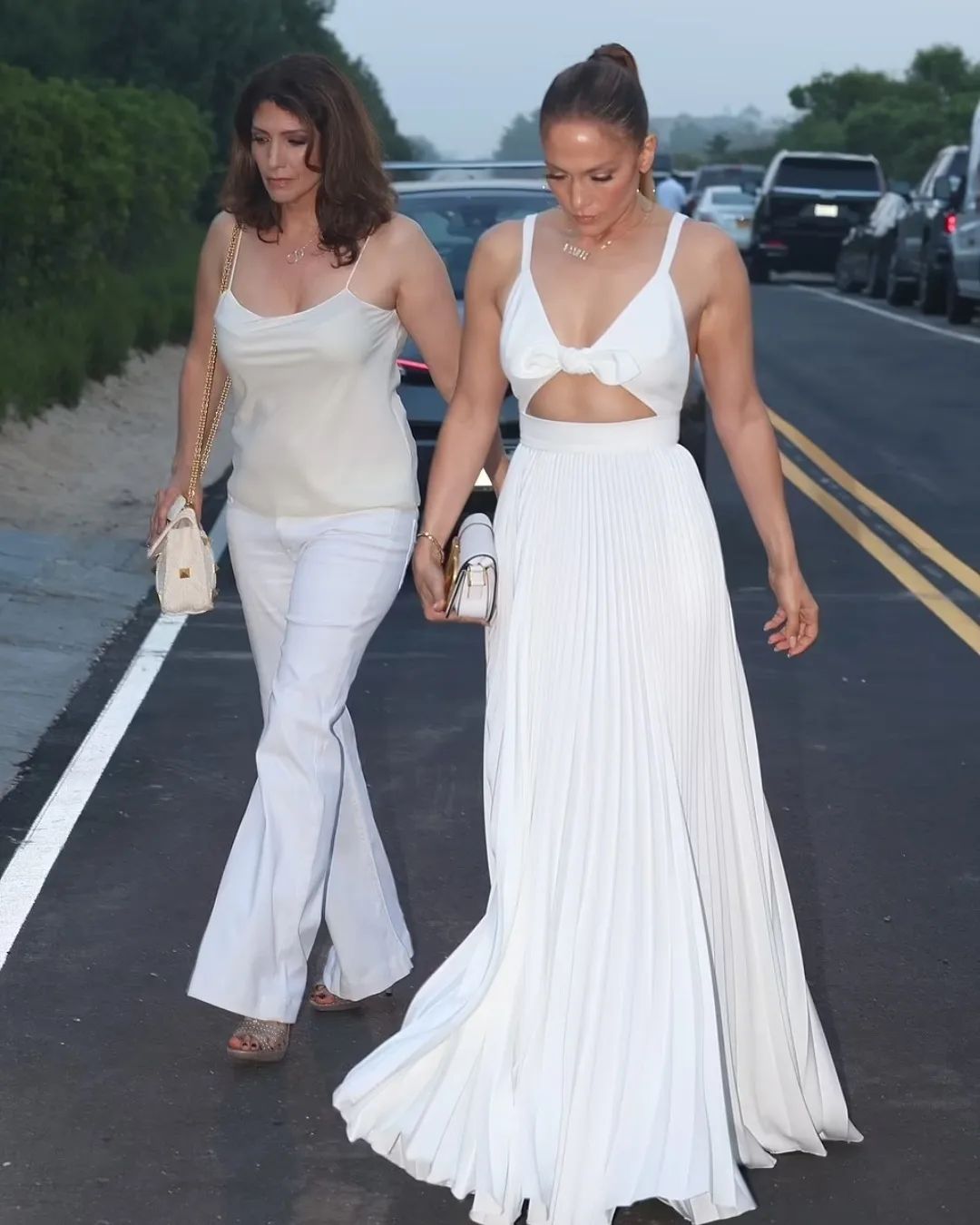 Дженнифер Лопес в белом платье с открытой спиной очаровала милым летнем образом