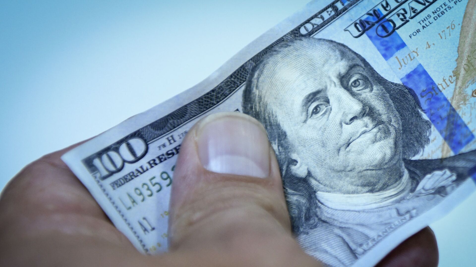 Долар, гривня чи євро: аналітики розповіли, в яку валюту українцям зараз вигідно перевести свої заощадження