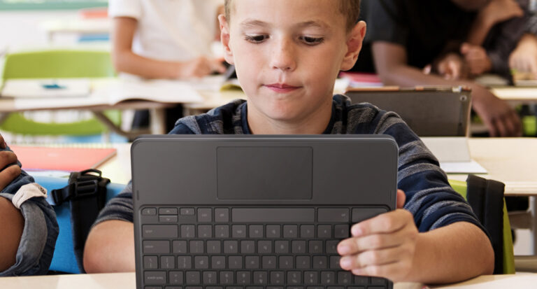 ПриватБанк роздаватиме ноутбуки клієнтам з дітьми: названі умови отримання девайсів - today.ua