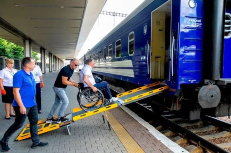 Укрзалізниця презентувала вагони для маломобільних пасажирів: фото - today.ua