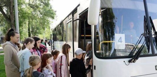 Оголошено примусову евакуацію дітей із одного регіону України - today.ua