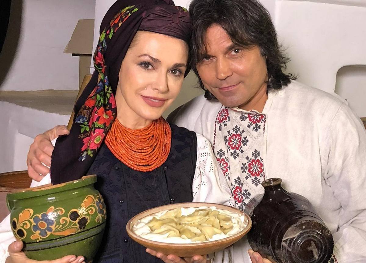 Съел сразу пять кусков: Ольга Сумская поделилась рецептом летнего пирога с яблоками и персиками - today.ua