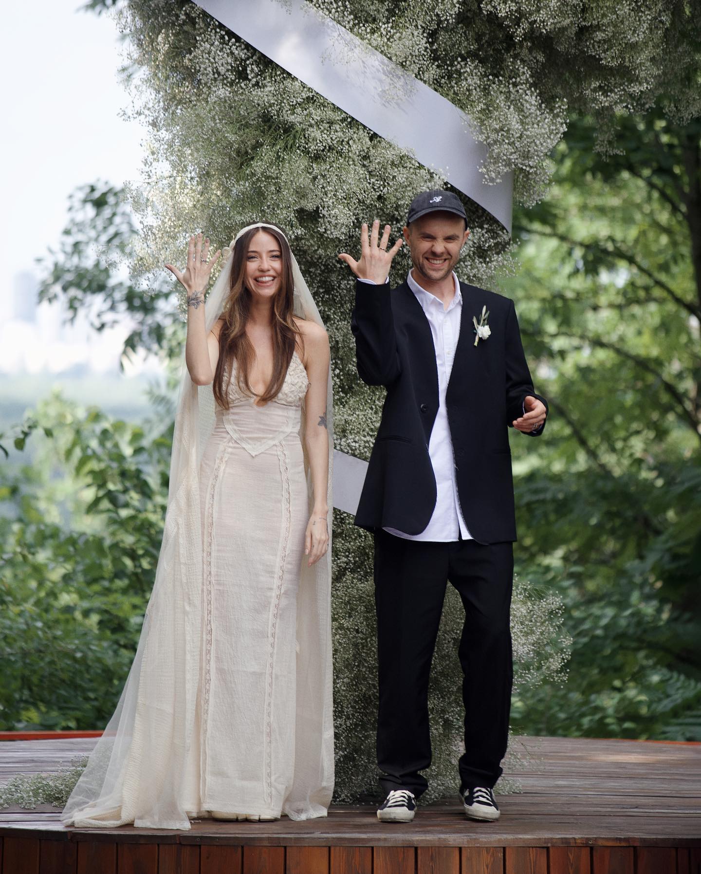Надя Дорофеева вышла замуж в свадебном платье от украинского бренда и вязаной фате