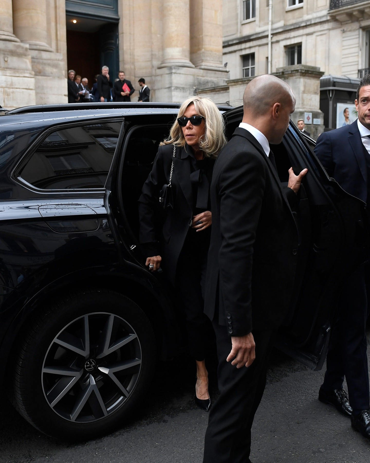 В блузе с бантом и узких брюках: Брижит Макрон в элегантном наряде на похоронах Джейн Биркин