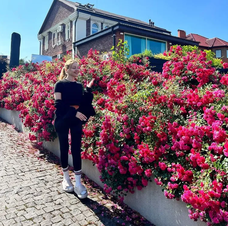 Без макияжа и прически: Тина Кароль показала новые фото на фоне розария возле своего загородного дома