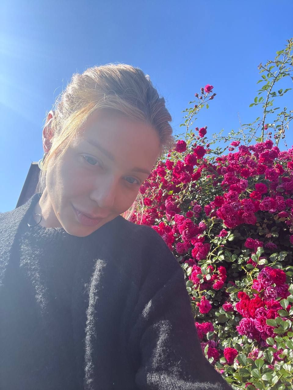 Без макіяжу та зачіски: Тіна Кароль показала нові фото на фоні розарію біля свого заміського будинку