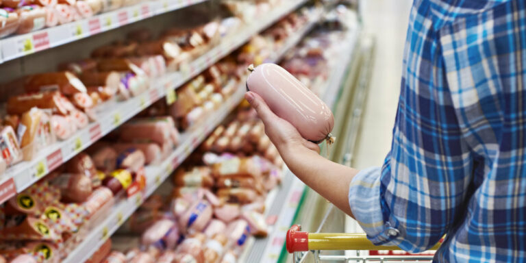 Українські супермаркети знизили ціни на яйця, олію, молоко та ковбасу: скільки коштують популярні продукти в кінці липня - today.ua
