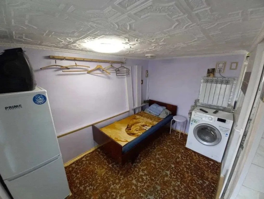 У Києві крихітну квартиру з єдиним вікном над унітазом здають за 4300 грн