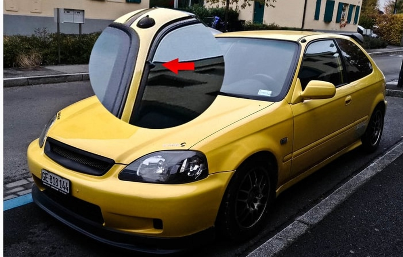 Дивна "кліпса" на дверях автомобіля: навіщо вона потрібна