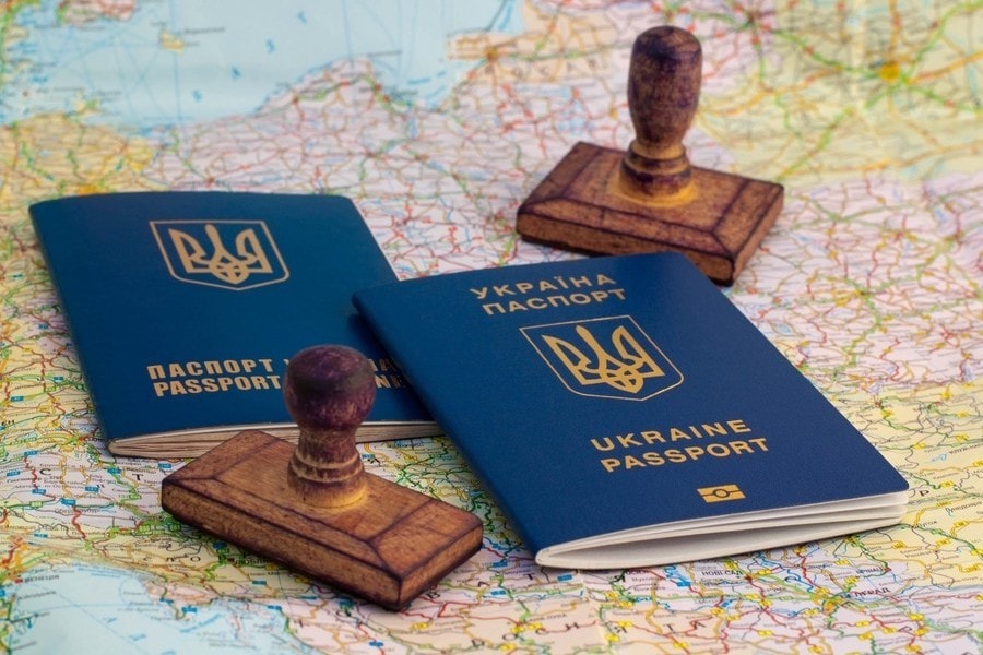 Украинских беженцев за рубежом поставят на обязательный консульский учет: стали известны последствия