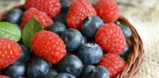 В Украине резко упали цены на сезонные ягоды: сколько стоят малина и голубика в супермаркетах - today.ua