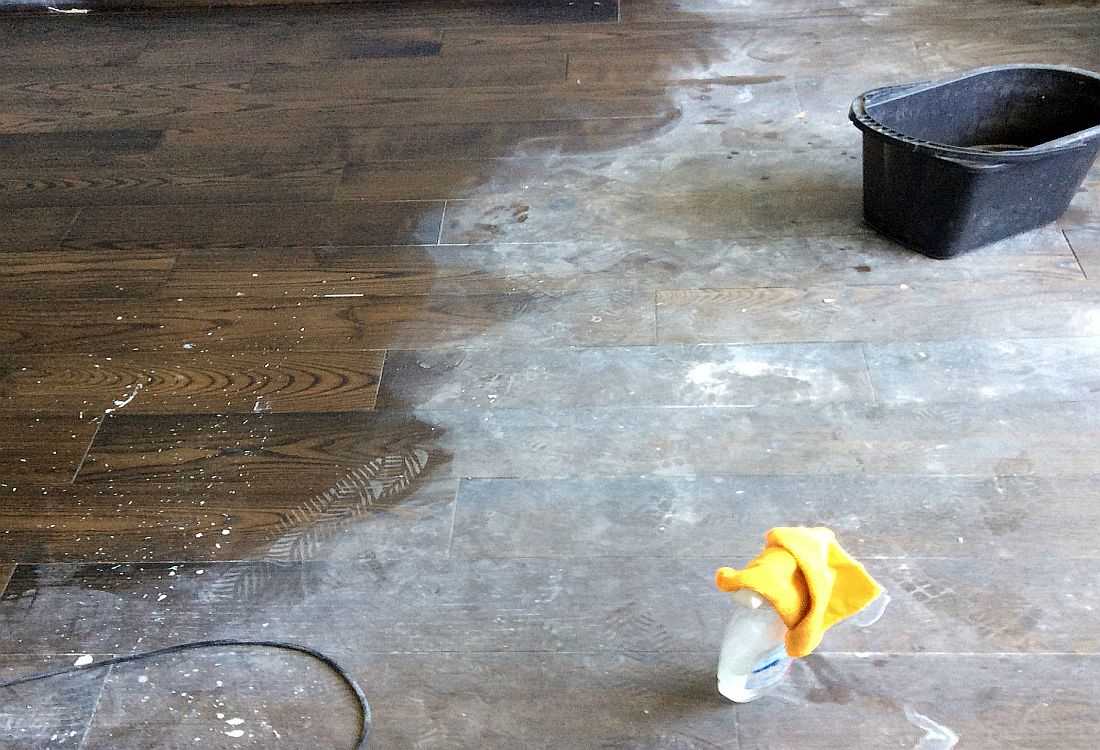 Два інгредієнти з кухні, які замінять миючий засіб для підлоги: без розводів та мікробів