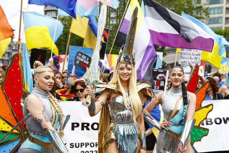 У блискучому боді з тризубом та мечем: Оля Полякова очолила ЛГБТ-прайд у Лондоні - today.ua