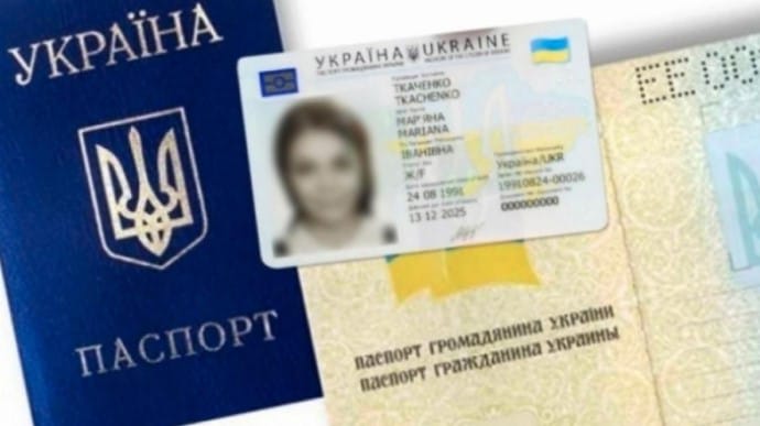 Українцям обмінюватимуть паперові паспорти на id-картки: кому вже із серпня доведеться оновити документ