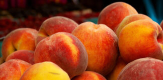 “Дубові“ персики дозріють за одну ніч: один популярний продукт прискорить процес - today.ua