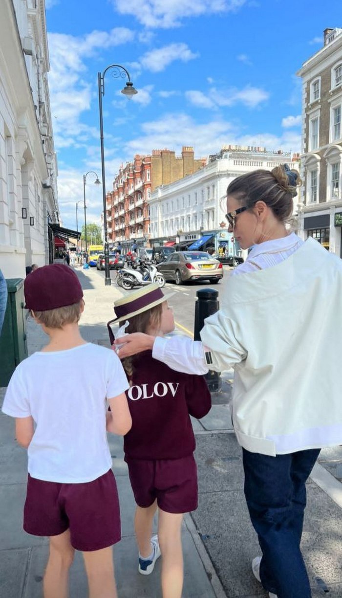 Ольгу Фреймут засняли на улицах Лондона с детьми: стильная семья