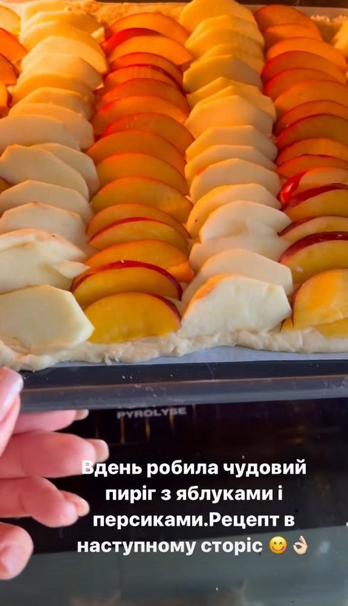 “З'їв одразу п'ять шматків“: Ольга Сумська поділилася рецептом літнього пирога з яблуками та персиками