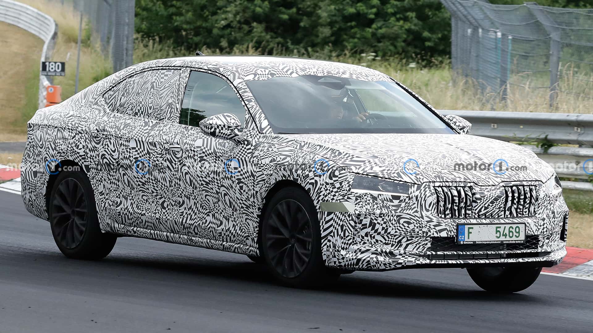 В Нюрбургринге заметили новый лифтбек Skoda Superb