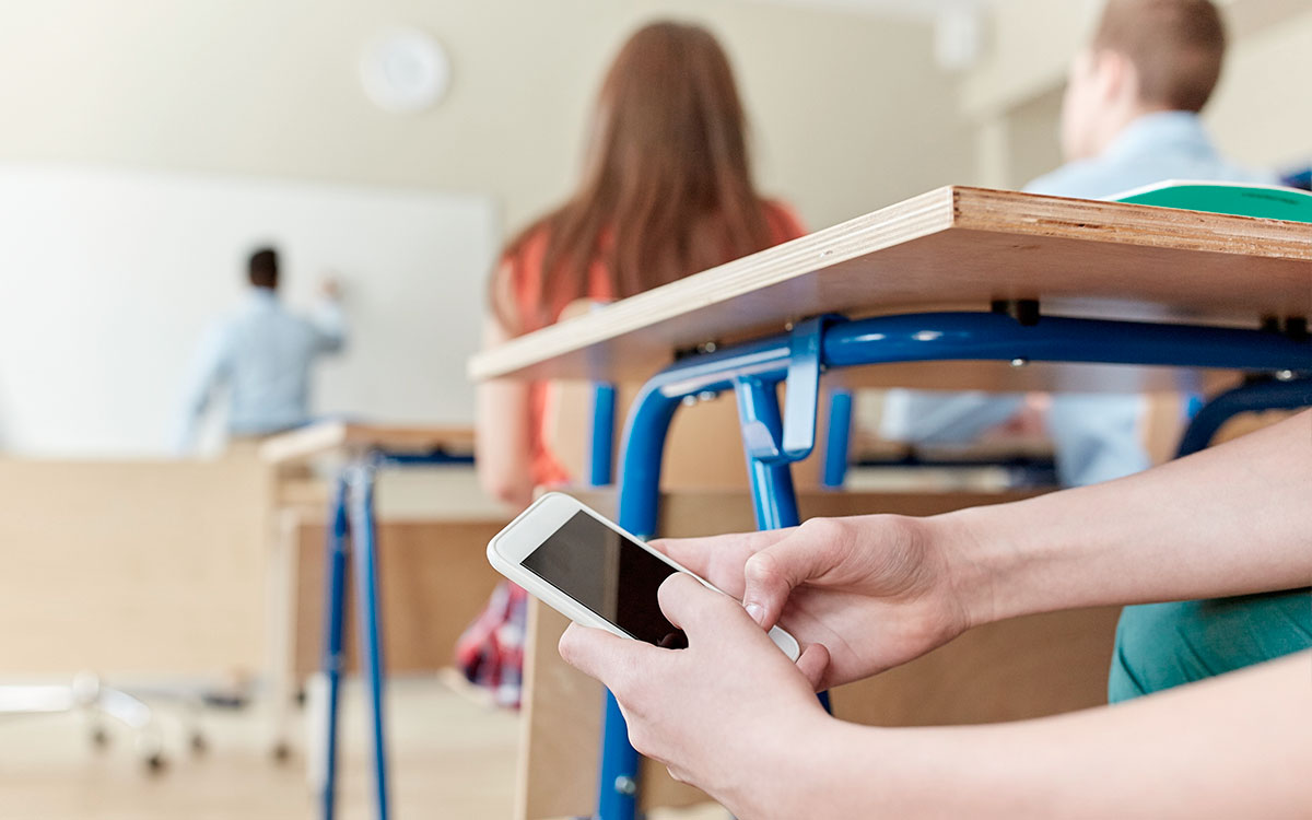 У школах запроваджують заборону на смартфони