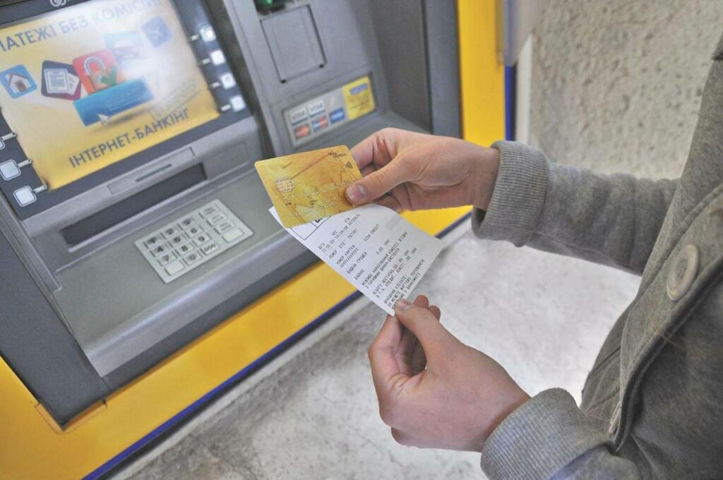 В Украине вводят тотальный контроль над пополнением банковских счетов через терминалы