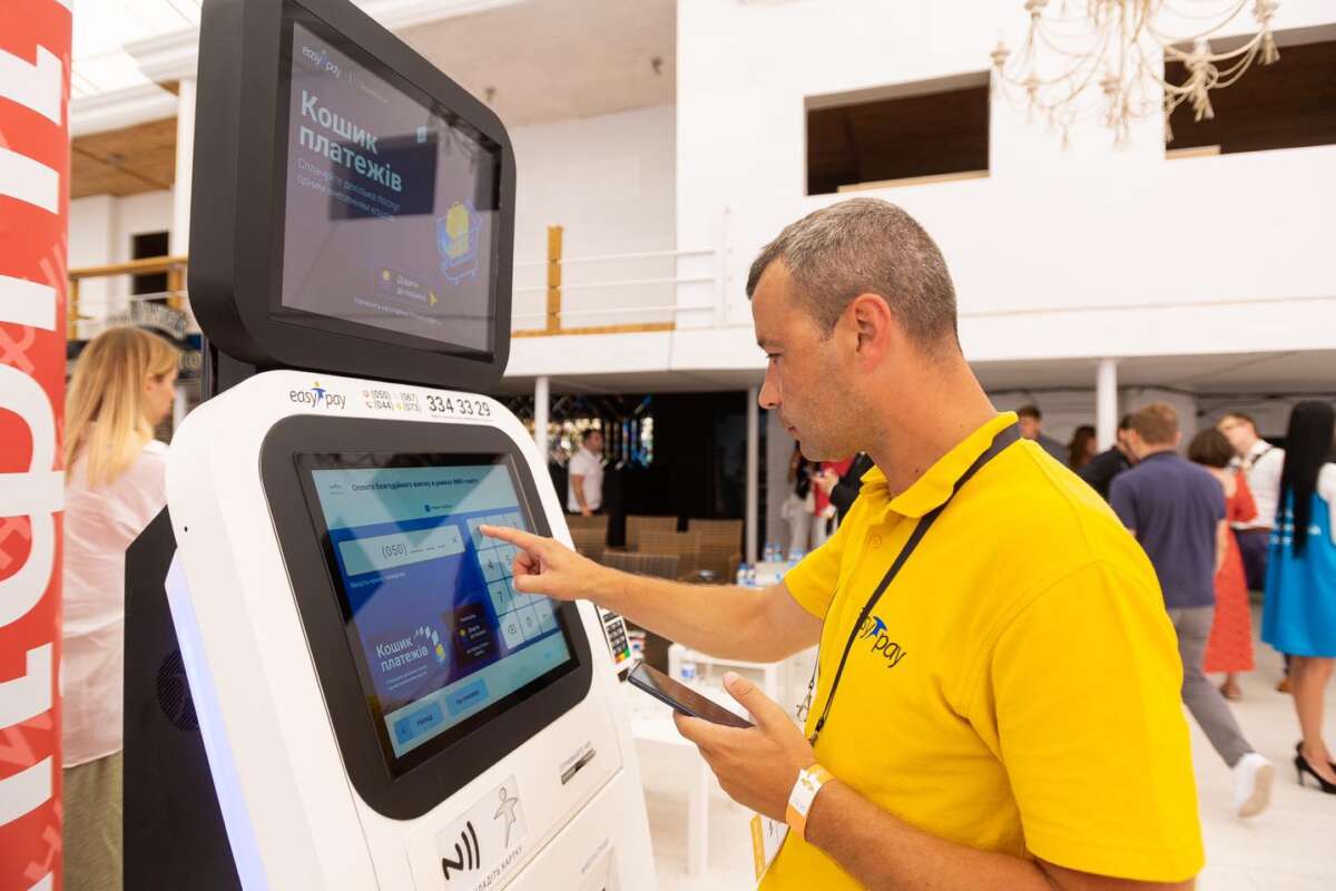 В Украине с 1 августа изменили правила денежных переводов и пополнения мобильного счета