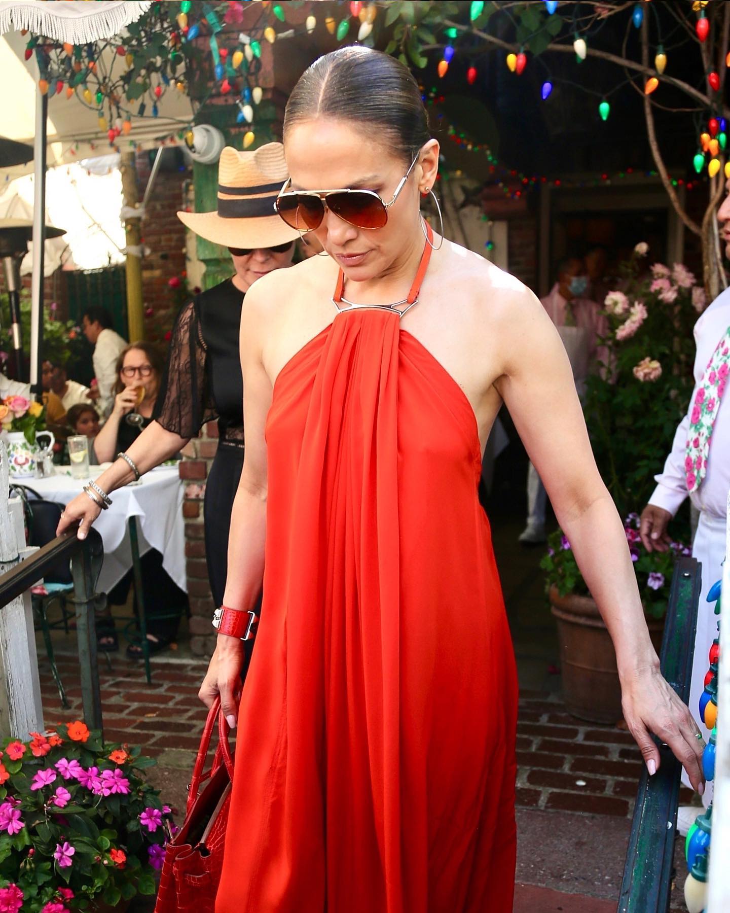 В красном платье-солнце с открытой спиной: 53-летняя Дженнифер Лопес произвела фурор в наряде в греческом стиле