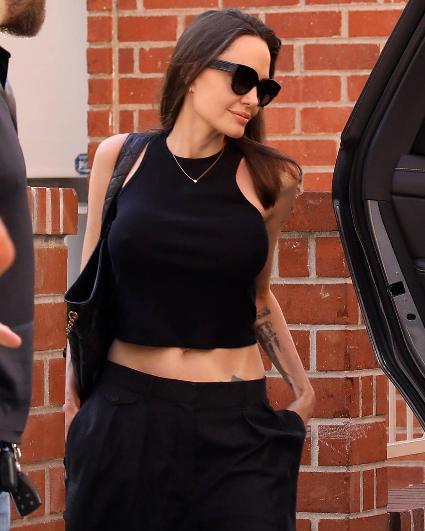 В кроп-топе и широких брюках: 46-летняя Анджелина Джоли засветила кольцо в пупке