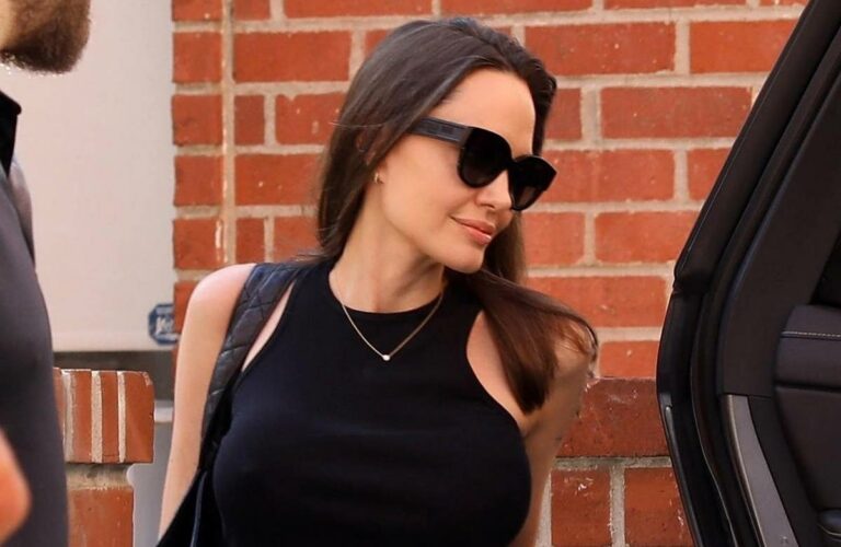 В кроп-топе и широких брюках: 46-летняя Анджелина Джоли засветила кольцо в пупке - today.ua