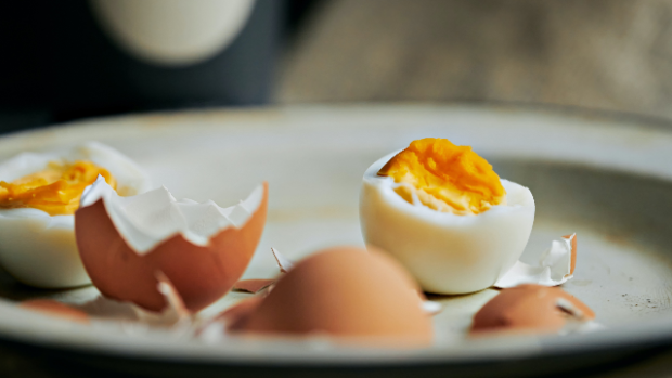 Скільки хвилин потрібно варити яйця після закипання води круто або некруто