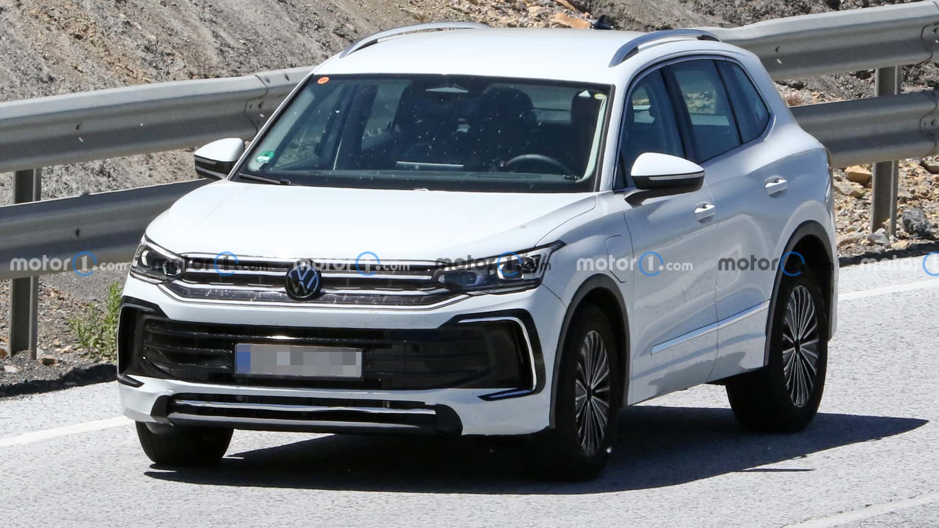 Новий Volkswagen Tiguan PHEV вперше помітили під час тестів