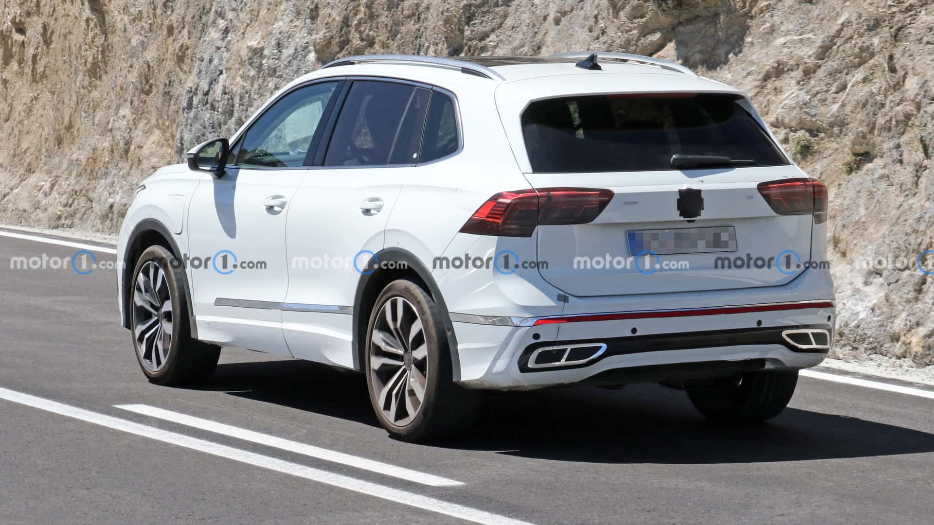 Новый Volkswagen Tiguan PHEV впервые заметили во время тестов