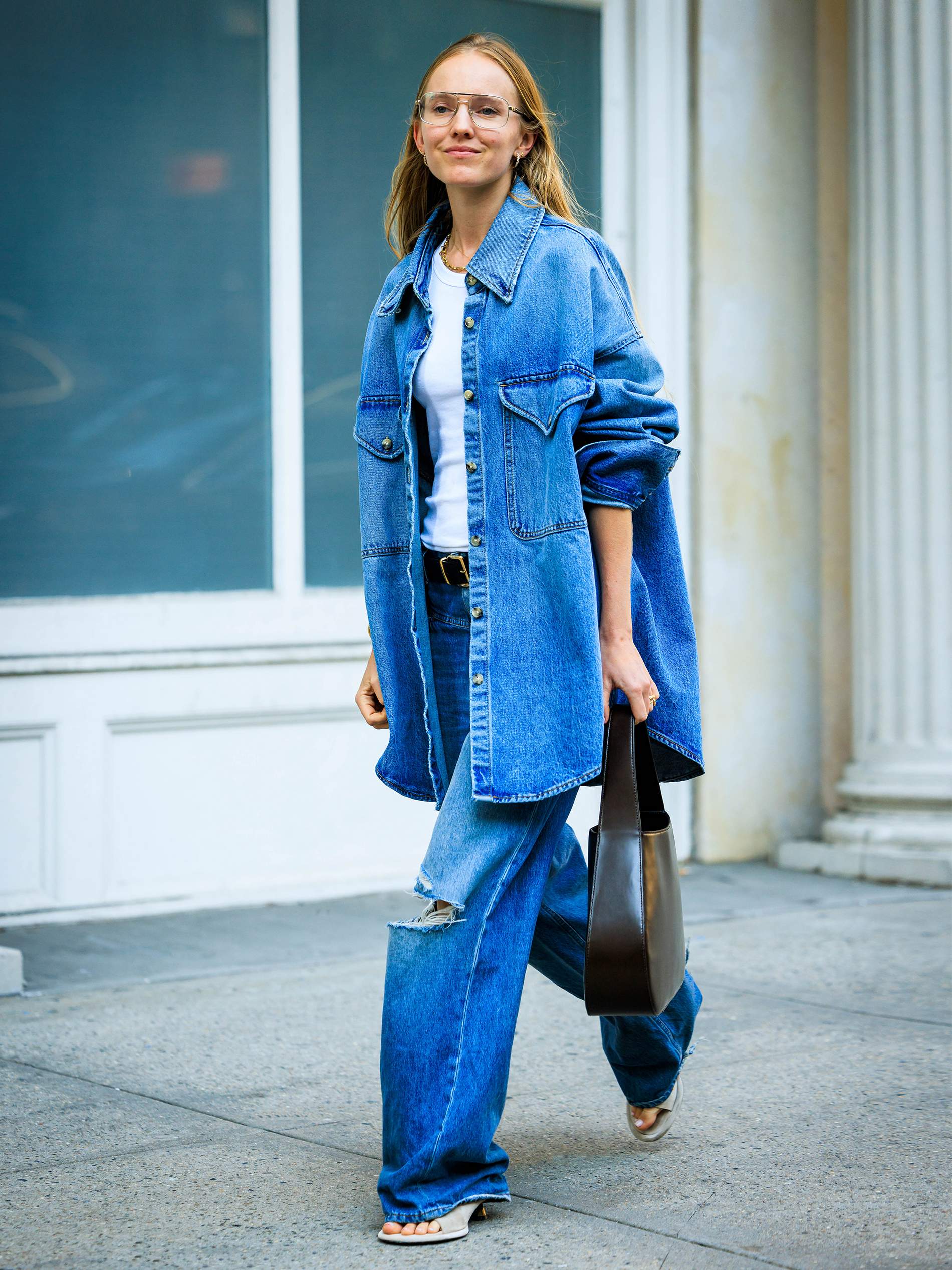Названы четыре самые трендовые джинсовые вещи, которые должны быть у каждой стильной девушки