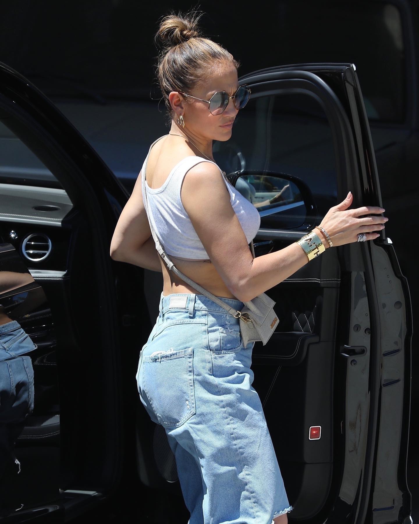 Широкие джинсы и топ: Дженнифер Лопес впервые заметили после празднования дня рождения
