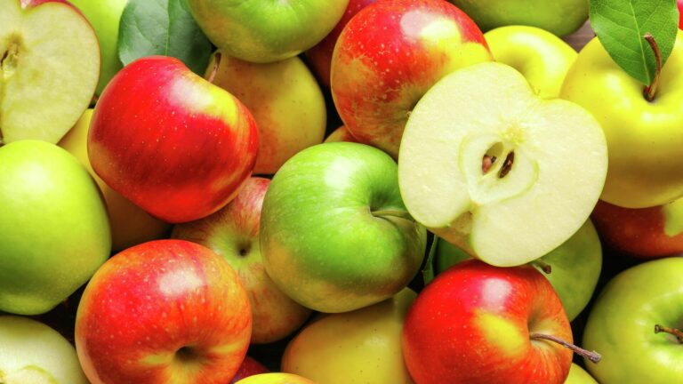 Яблука в Україні подорожчали у 2,3 рази: скільки коштують ранні фрукти - today.ua