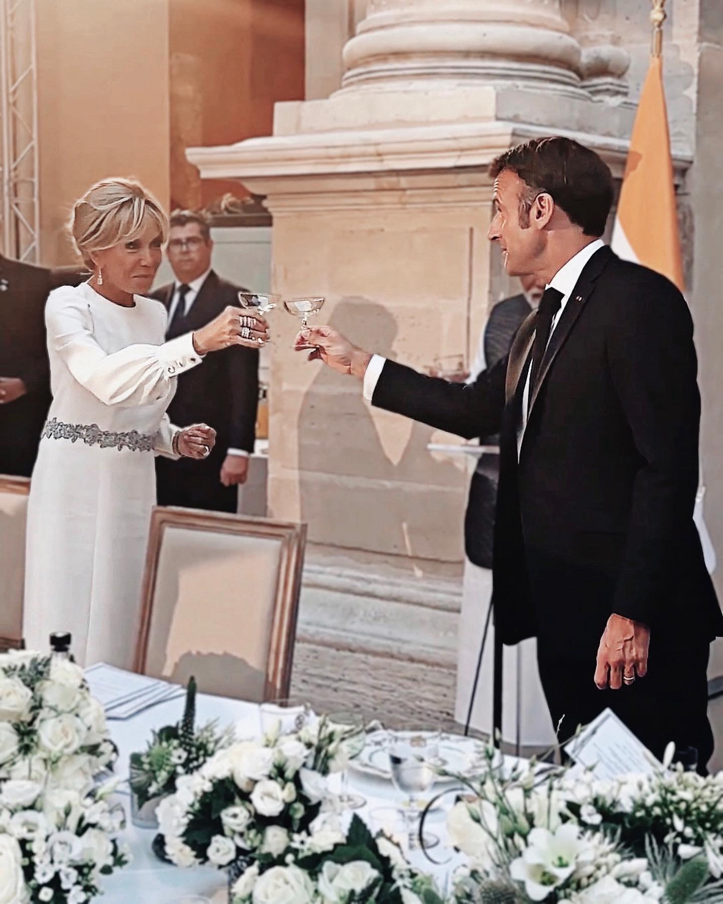 Бріжит Макрон у білій сукні зі сріблястим поясом викликала фурор на урочистій вечері у Луврі