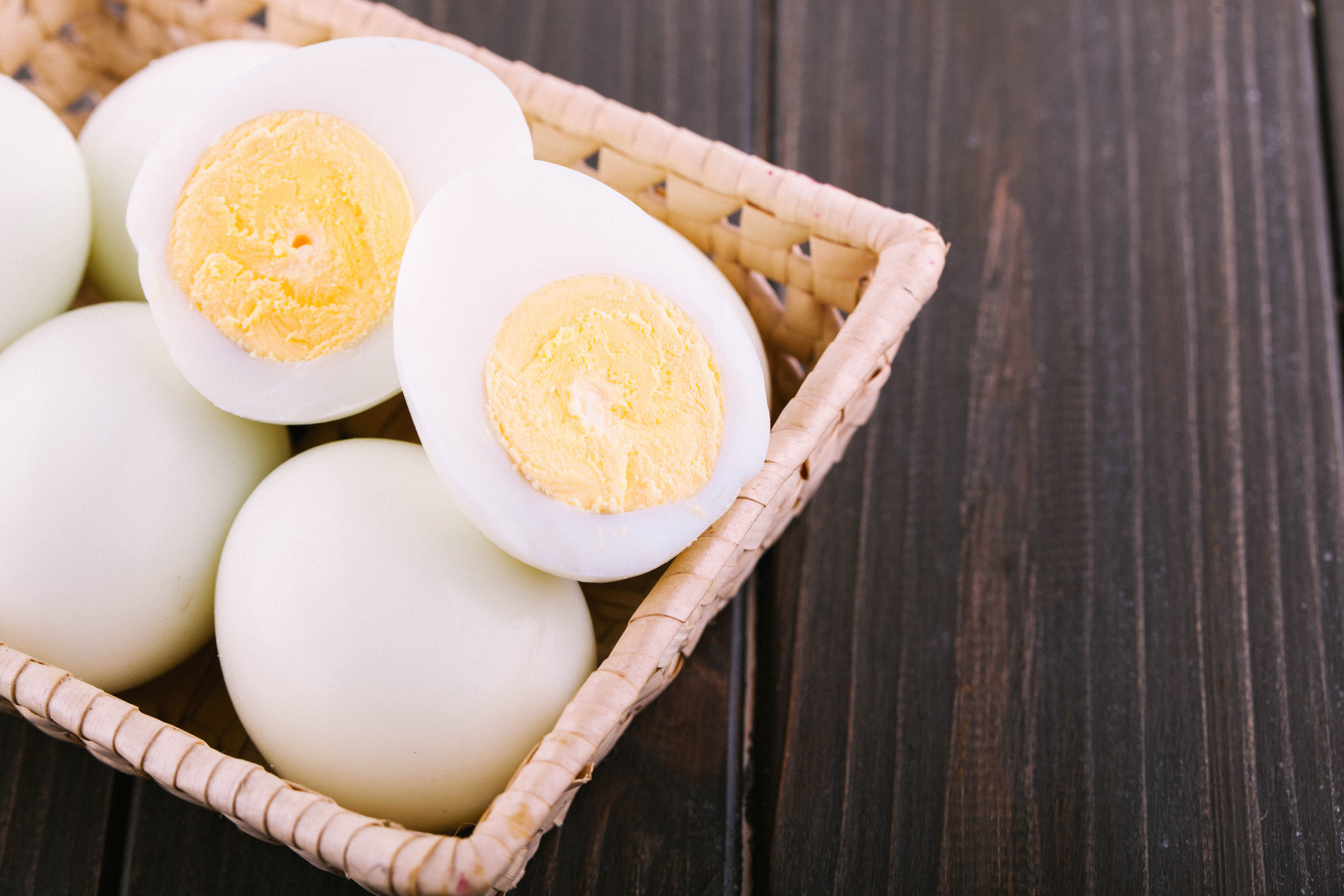 Портятся очень быстро: сколько дней можно хранить вареные яйца, чтобы не отравиться ими
