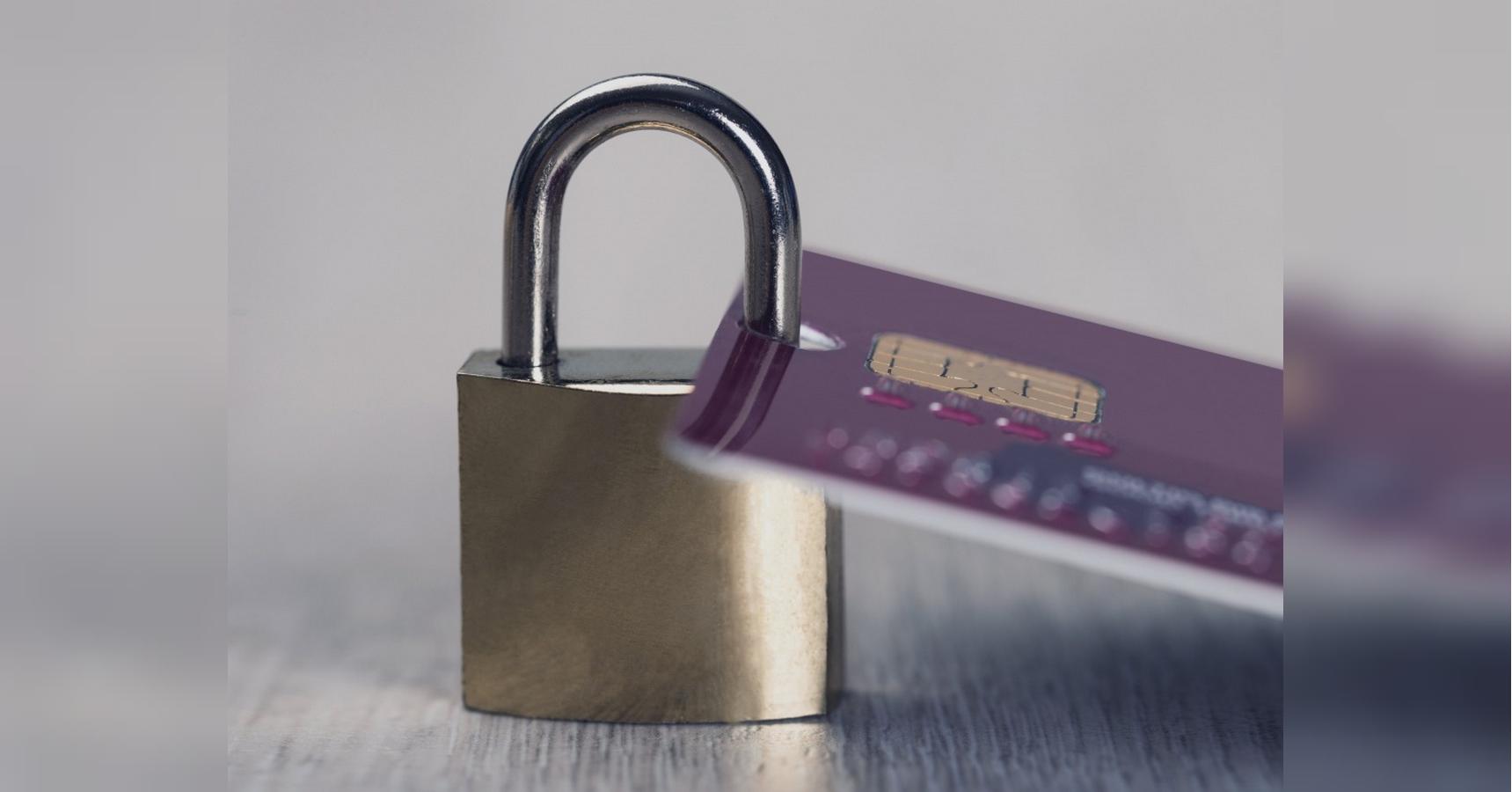 Банки блокируют карты украинцев за долги по коммуналке: как снять арест со счета