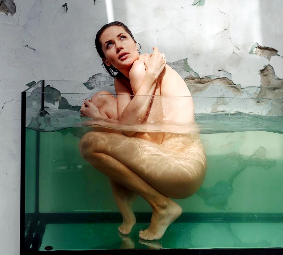 “Муж утвердил“: актриса Наталия Денисенко снялась обнаженной в аквариуме