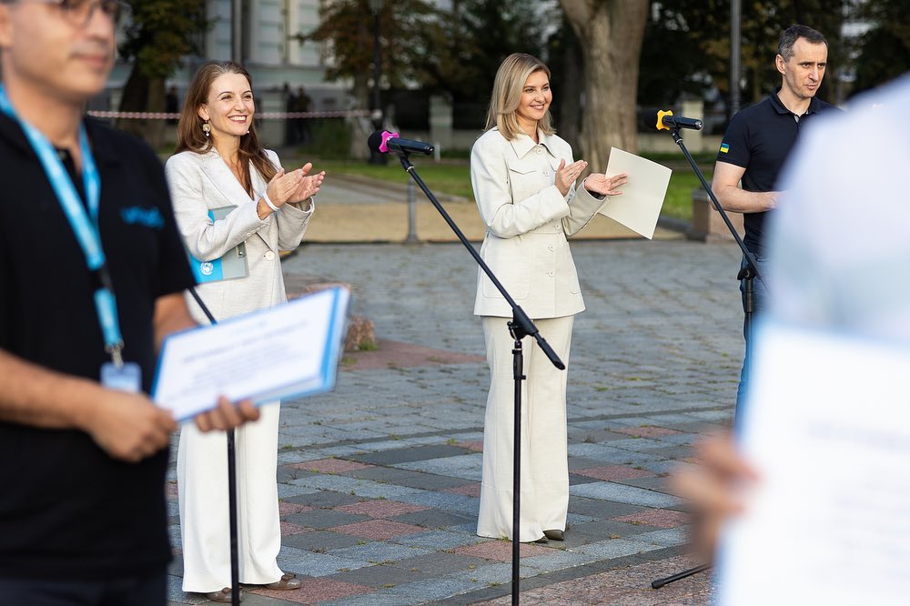 У наймодніших штанах літа: Олена Зеленська зустрілася з представниками ЮНІСЕФ