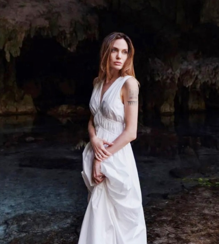 У білій сукні та без бюстгальтера: Анджеліна Джолі з'явилася на пляжі у Мексиці