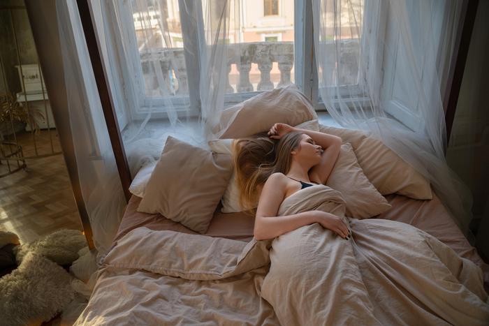 Ученые рассказали, почему нельзя спать с открытым окном даже летом