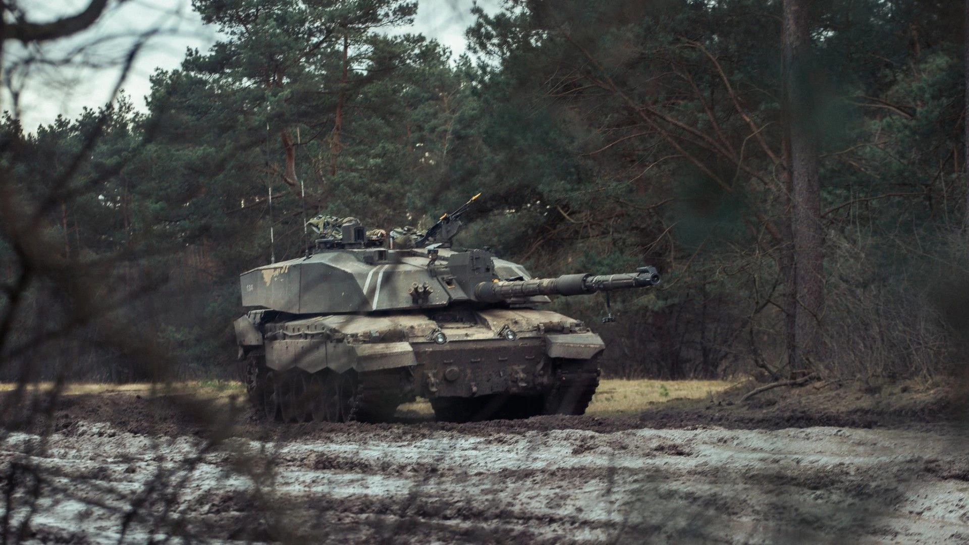 В Україні танки Challenger 2 отримали додаткову броню