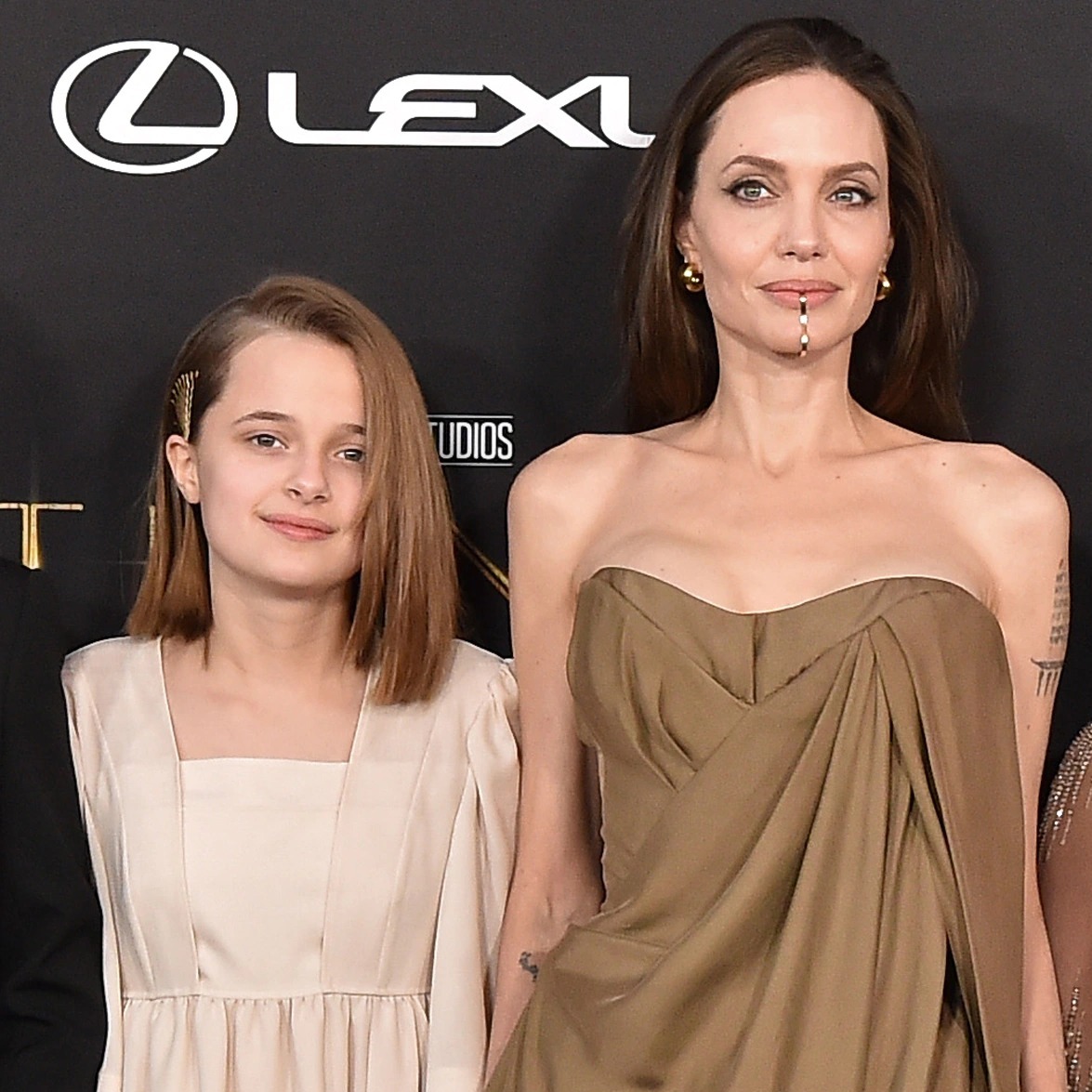Младшая дочь Джоли и Питта очаровала невероятной красотой: Вивьен попала в объективы папарацци