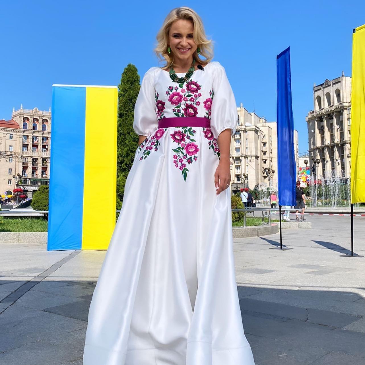 Як наречена: Лілія Ребрик зачарувала українців у білій сукні-максі з яскравою вишивкою
