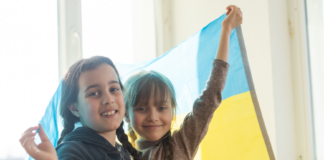 Украинцы в Польше могут получить дополнительную помощь на детей в размере 300 злотых: как оформить заявку - today.ua