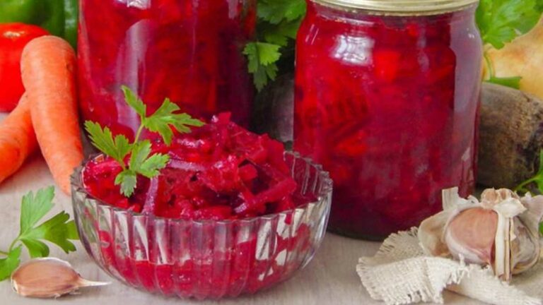 Овощная заправка для борща с томатами и свеклой: рецепт простой заготовки, без которой не обойтись зимой - today.ua